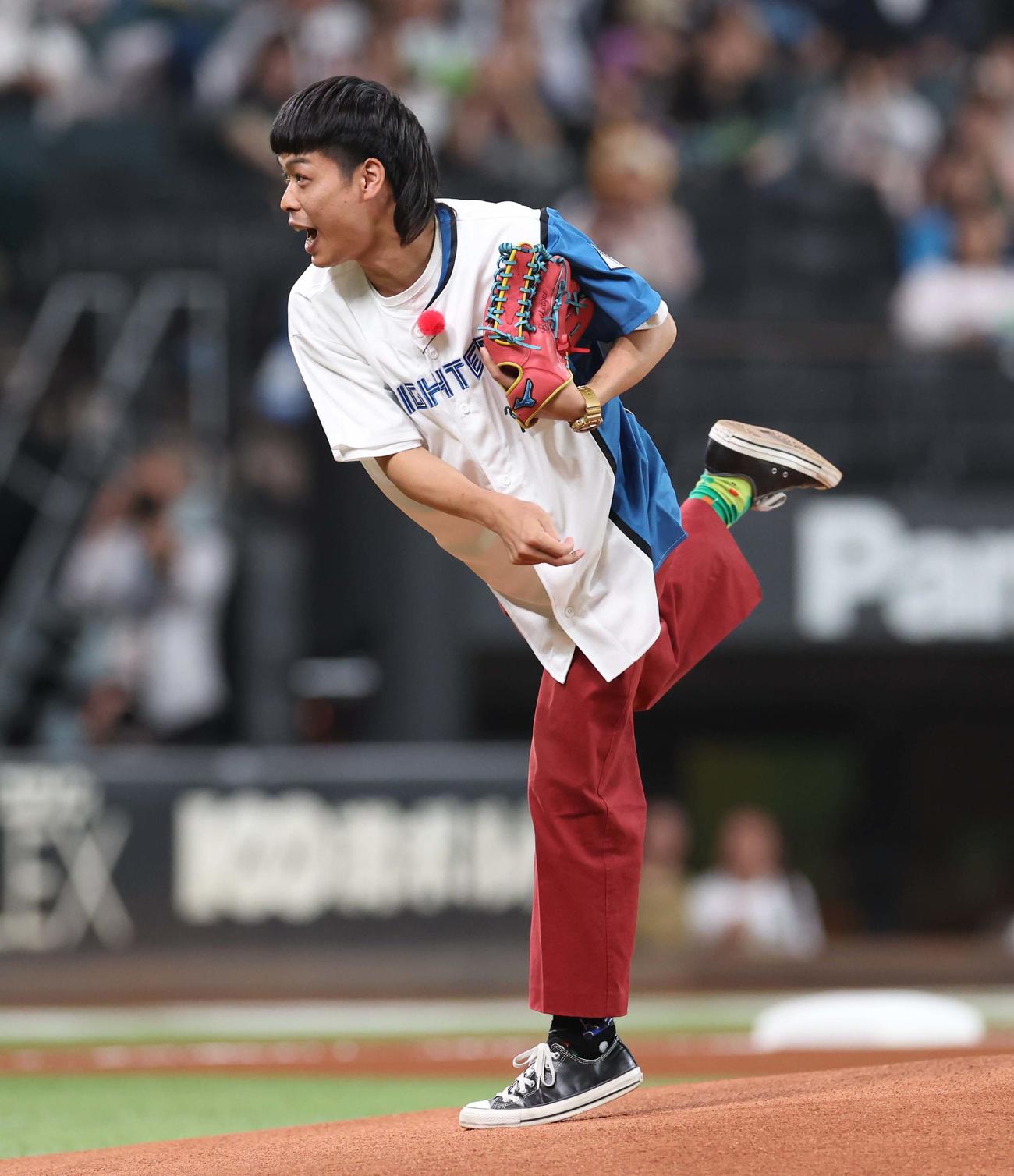 日本ハム対ヤクルト　ファーストピッチセレモニーで投球するバッテリィズのエース（撮影・黒川智章）