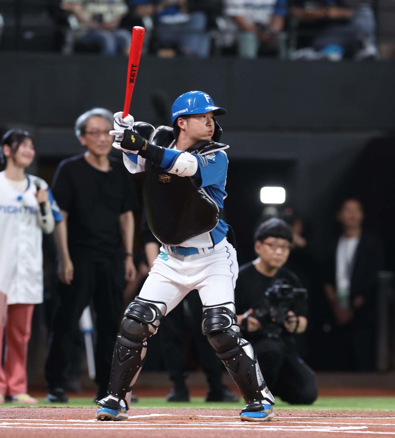 日本ハム対ヤクルト　ファーストピッチセレモニーでフル装備で打席に立つ奈良間（撮影・黒川智章）
