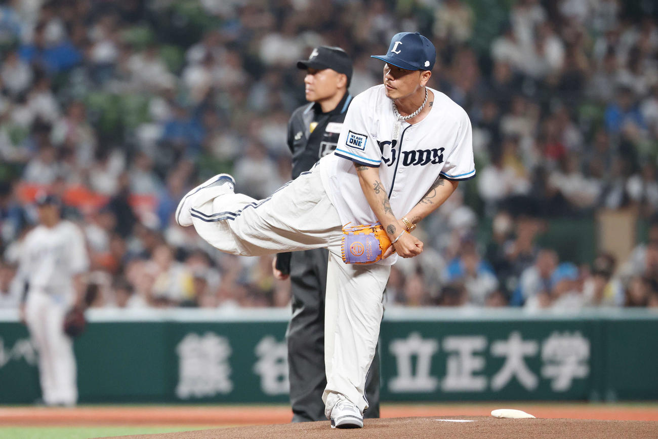 西武対阪神　始球式を行うAK－69（撮影・宮地輝）