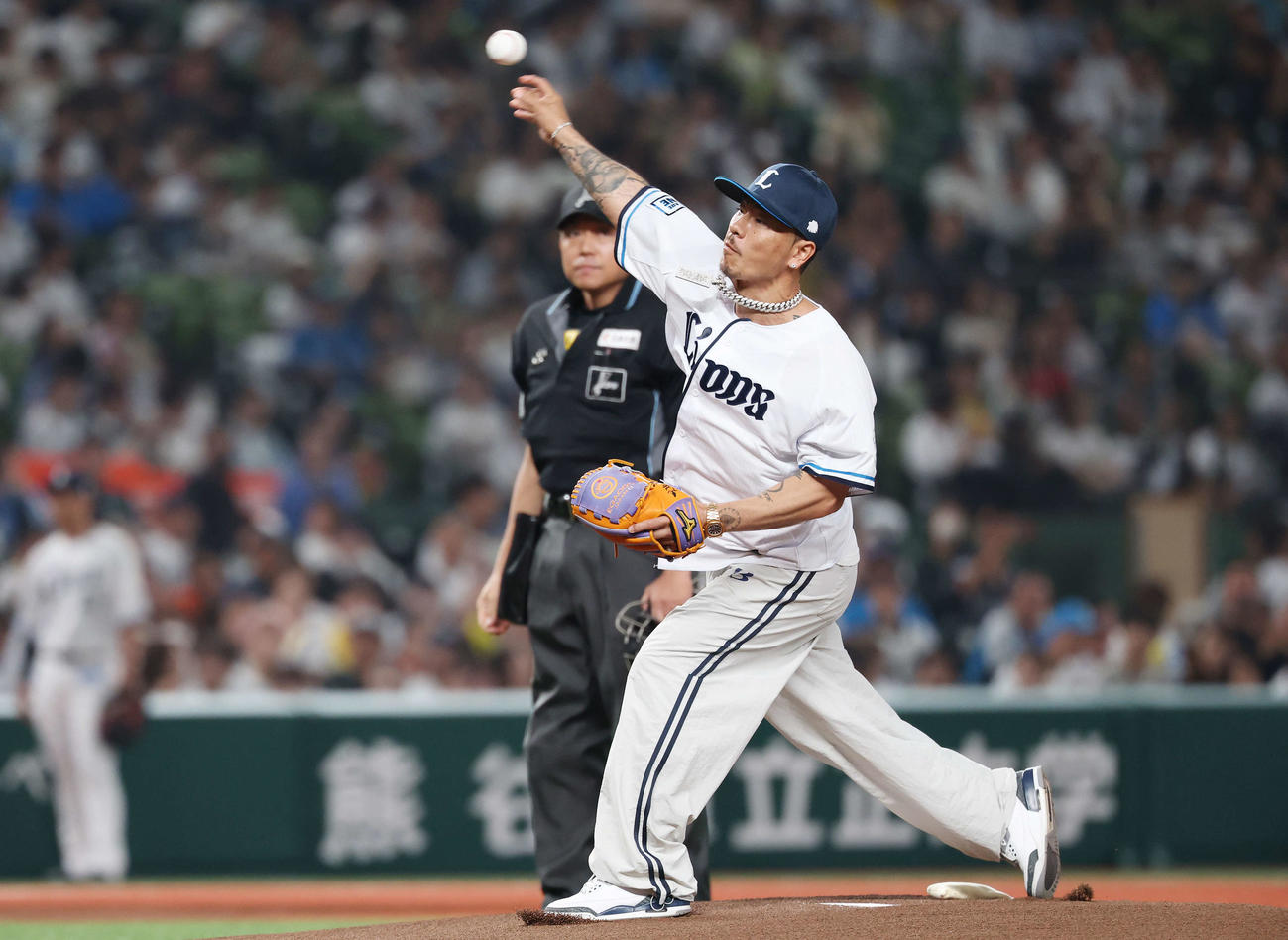 西武対阪神　始球式を行うAK－69（撮影・宮地輝）