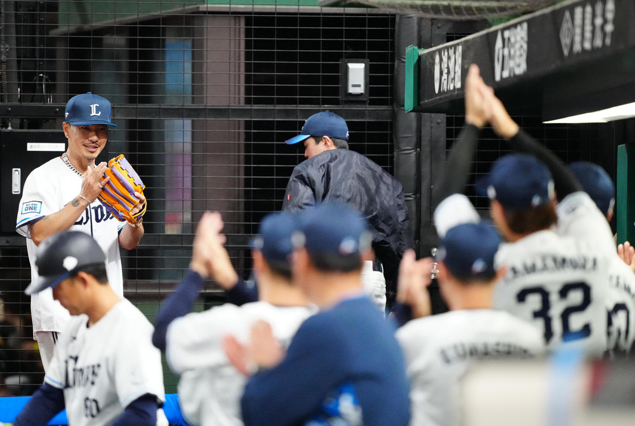 西武対阪神　試合前、始球式に臨んだAK－69（後方左）（撮影・江口和貴）