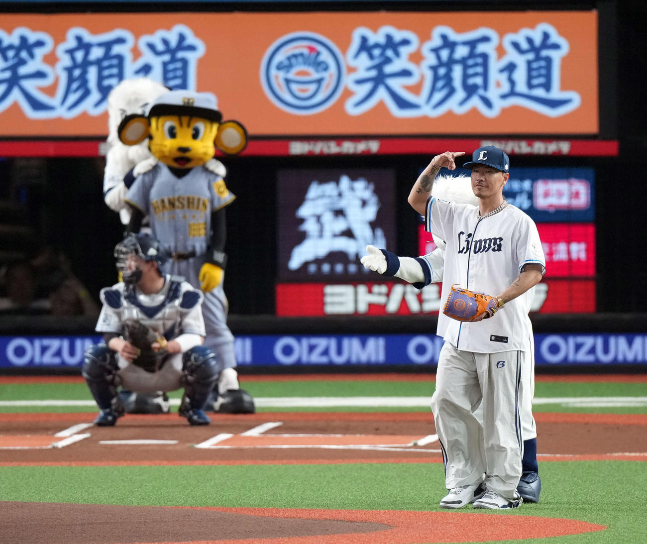 西武対阪神　始球式を務めたAK－69（撮影・たえ見朱実）