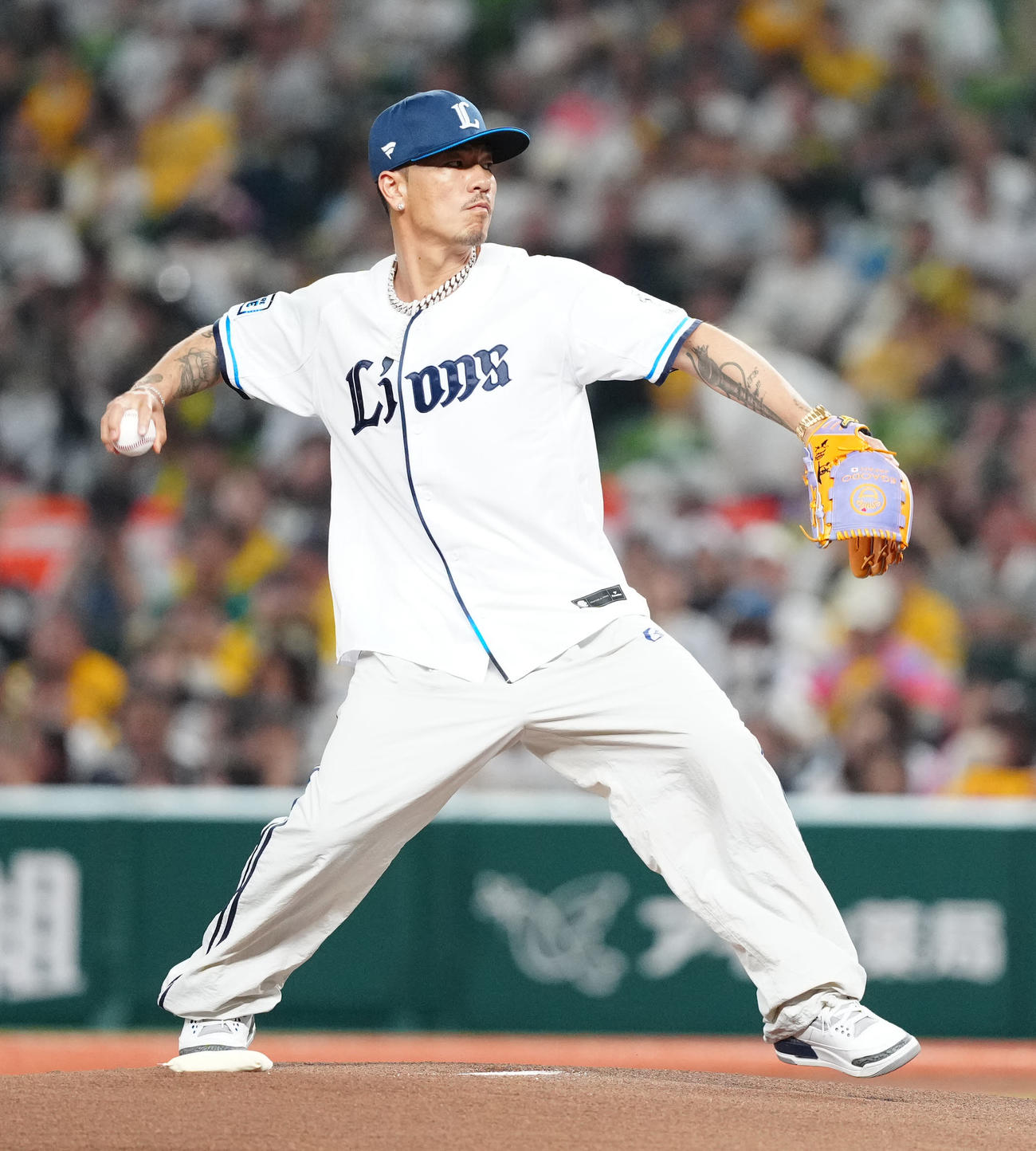 西武対阪神　試合前、始球式に臨むAK－69（撮影・江口和貴）