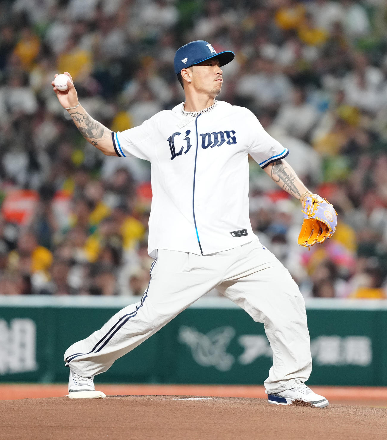 西武対阪神　試合前、始球式に臨むAK－69（撮影・江口和貴）