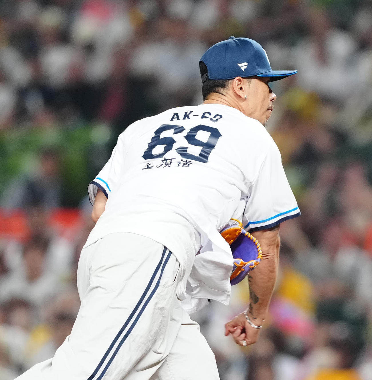 西武対阪神　試合前、始球式に臨むAK－69（撮影・江口和貴）