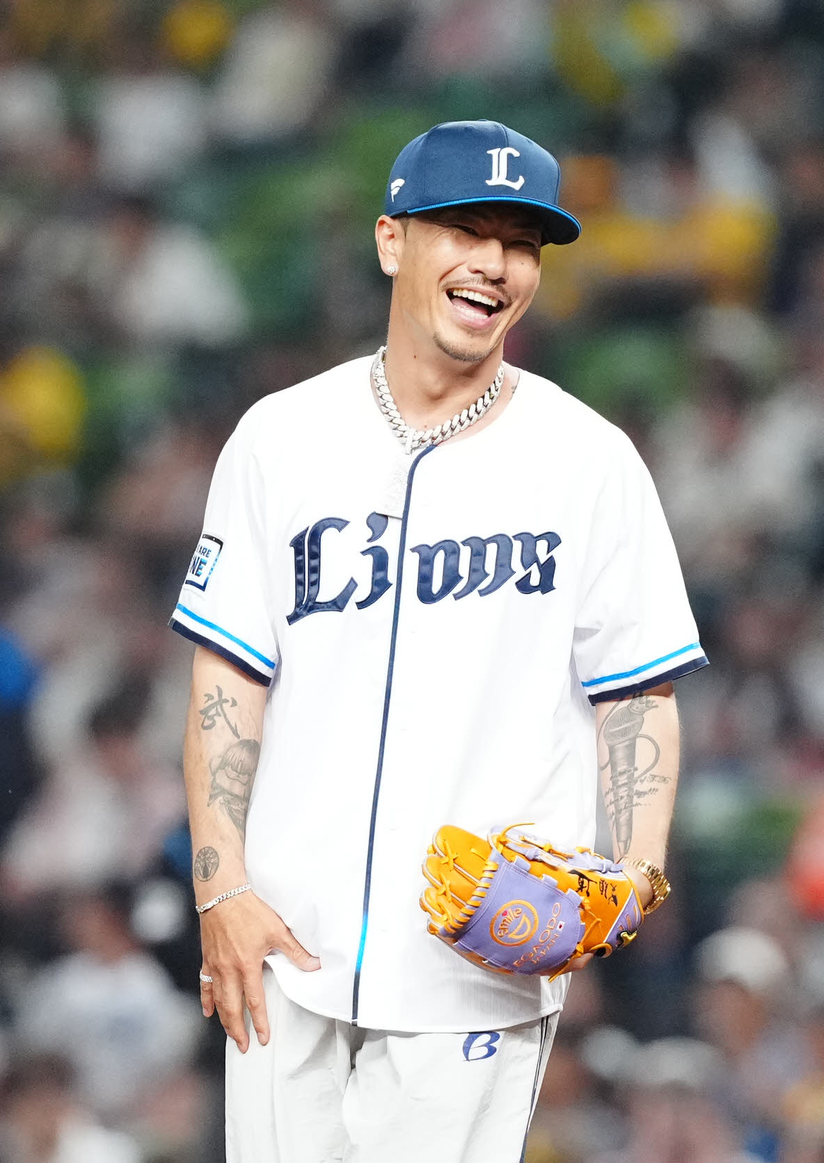 西武対阪神　試合前、始球式に臨み笑顔を見せるAK－69（撮影・江口和貴）