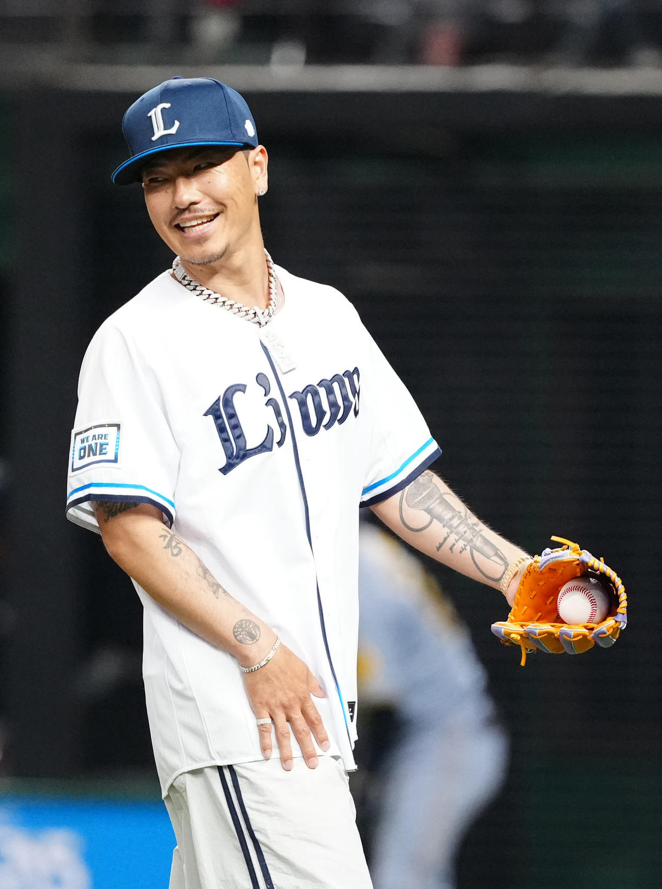 西武対阪神　試合前、始球式に臨み笑顔を見せるAK－69（撮影・江口和貴）