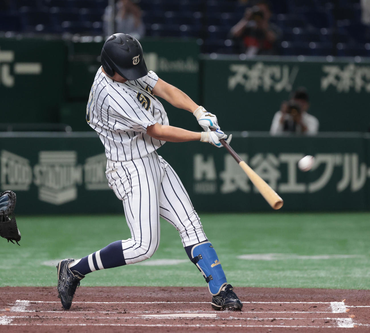 城西国際大対東海大　　2回裏東海大1死一、二塁、兼松は左中間に本塁打を放つ（撮影・柴田隆二）