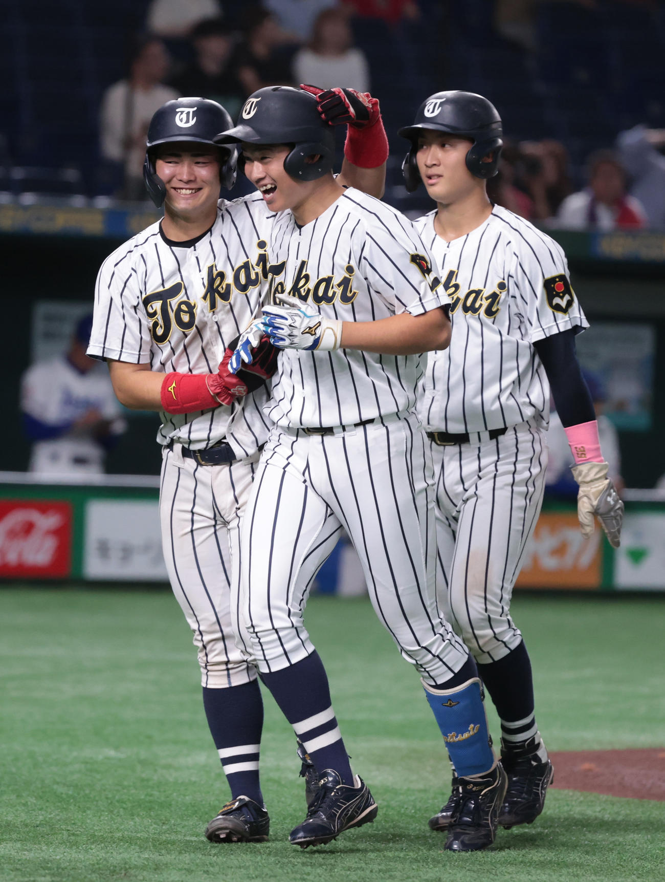 城西国際大対東海大　　2回裏東海大1死一、二塁、兼松（中央）は左中間に本塁打を放ちナインの出迎えを受ける（撮影・柴田隆二）