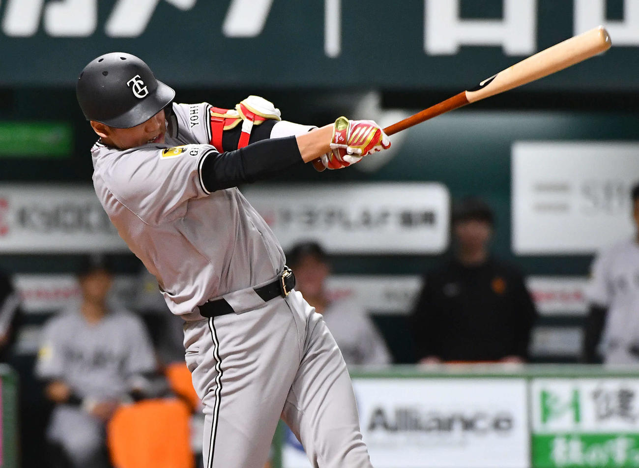 ソフトバンク対巨人　1回表巨人2死満塁、坂本は左中間へ走者一掃の適時二塁打を放つ（撮影・岩下翔太）