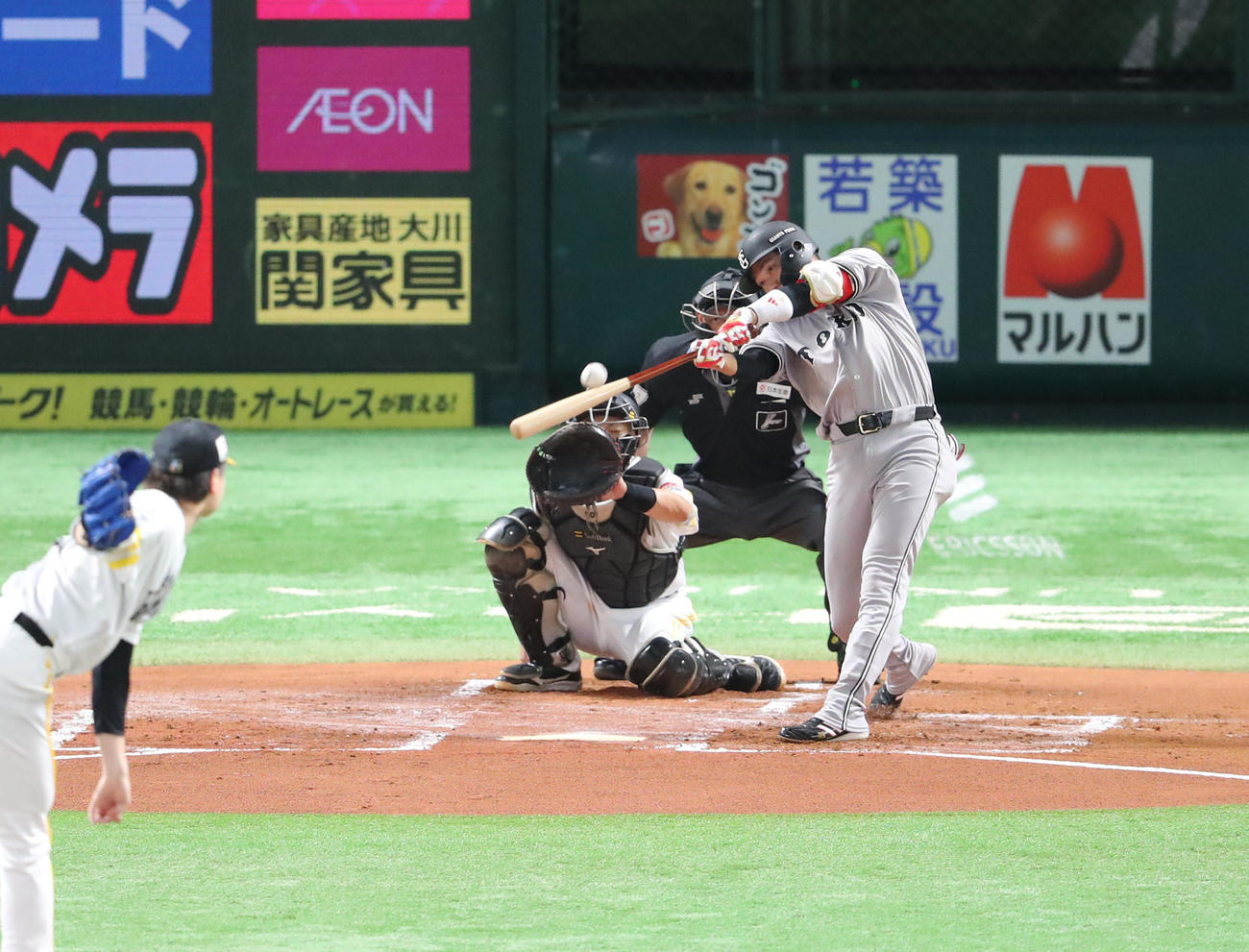 ソフトバンク対巨人　1回表巨人2死満塁、坂本は左越えに3点適時二塁打を放つ。投手前田純（撮影・梅根麻紀）