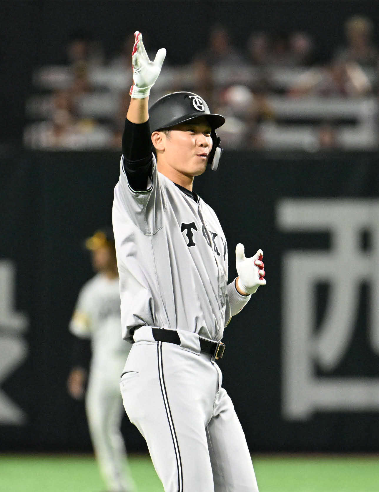 ソフトバンク対巨人　1回表巨人2死満塁、坂本は適時打を放つ（撮影・林敢治）
