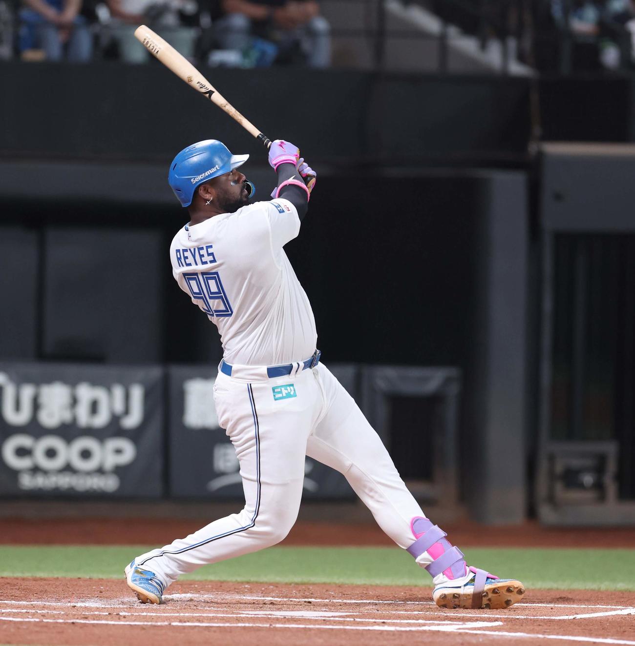 日本ハム対ヤクルト　1回裏日本ハム2死一塁、左中間に2点本塁打を放つレイエス（撮影・黒川智章）