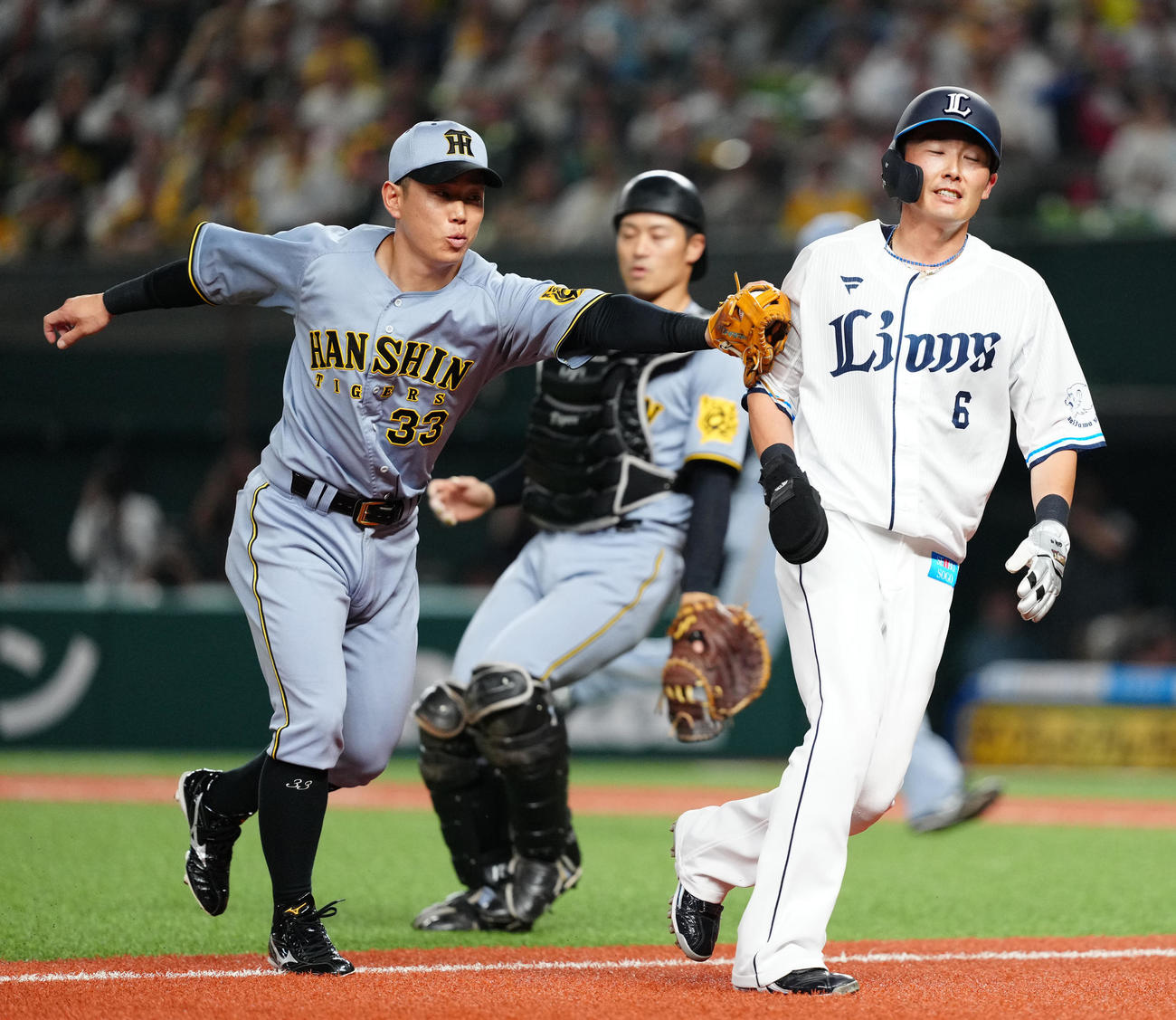 西武対阪神　2回裏西武2死一、三塁、挟殺される源田（右）。左は三塁手糸原（撮影・江口和貴）