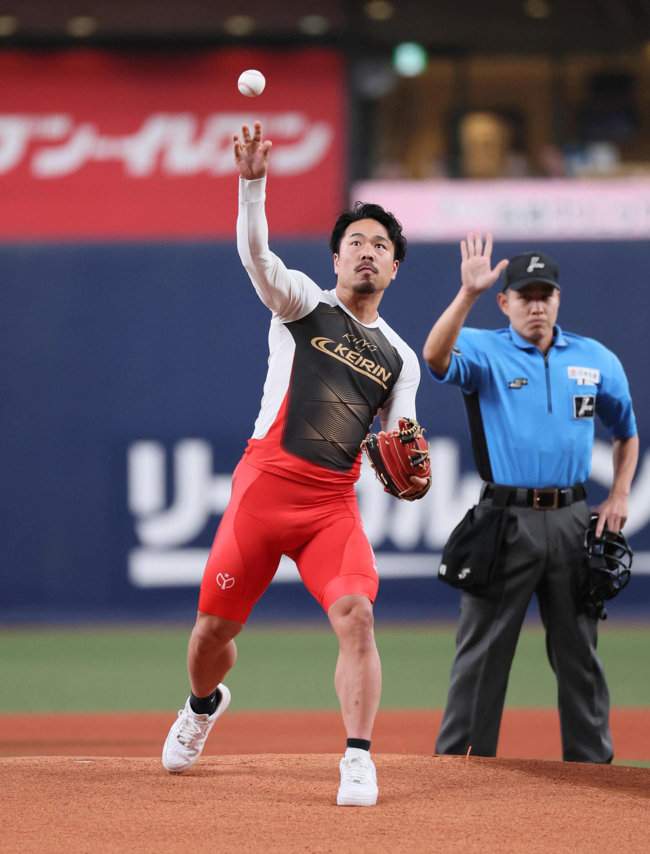 オリックス対DeNA　始球式を務めた競輪の古性（撮影・宮崎幸一）