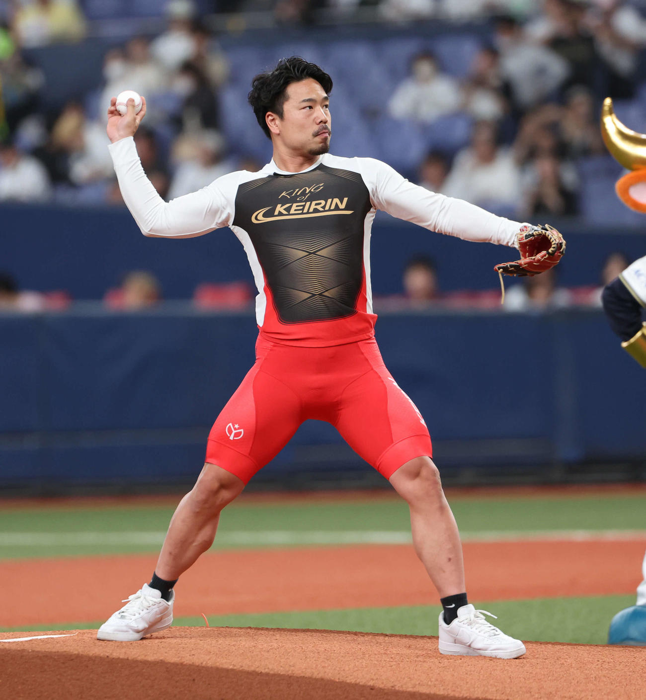 オリックス対DeNA　試合前の始球式に登場した競輪の古性（撮影・西尾就之）