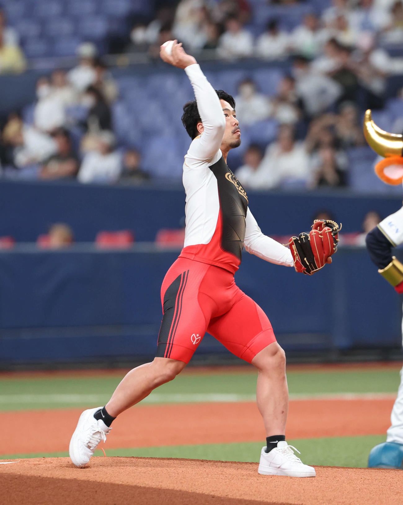 オリックス対DeNA　試合前の始球式に登場した古性優作（撮影・西尾就之）