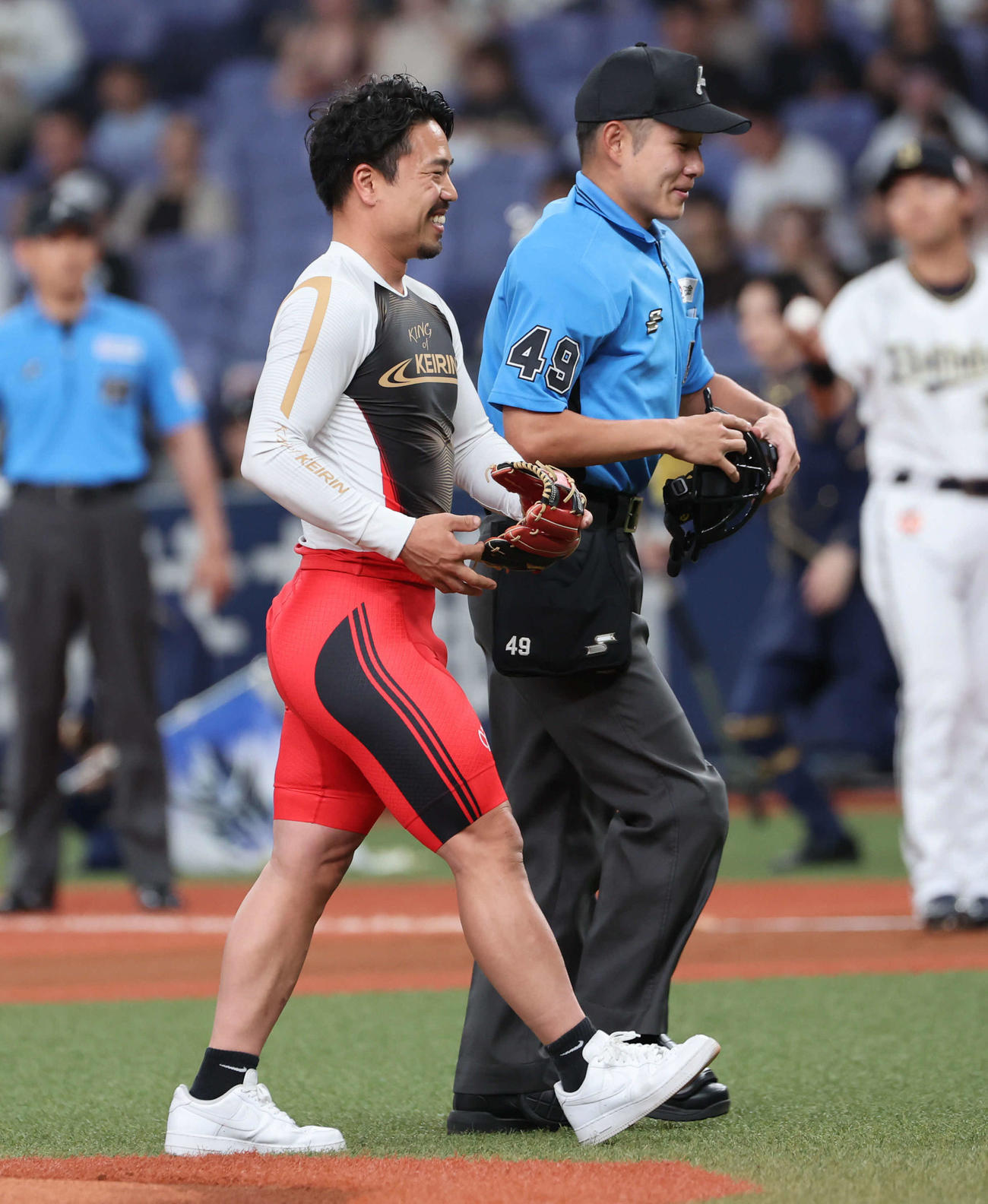 オリックス対DeNA　試合前の始球式に登場した古性優作は投げ終わって笑顔（撮影・西尾就之）