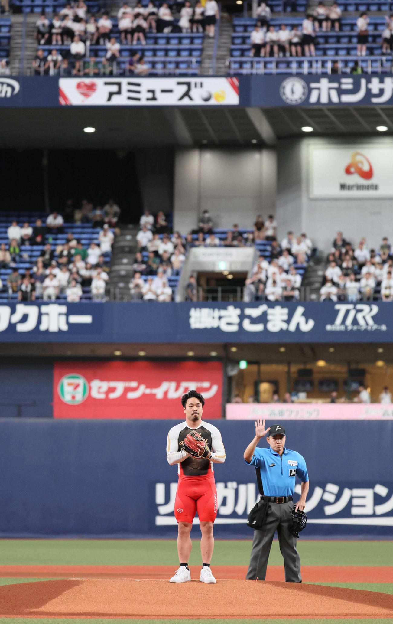 オリックス対DeNA　始球式を務めた古性優作（撮影・宮崎幸一）