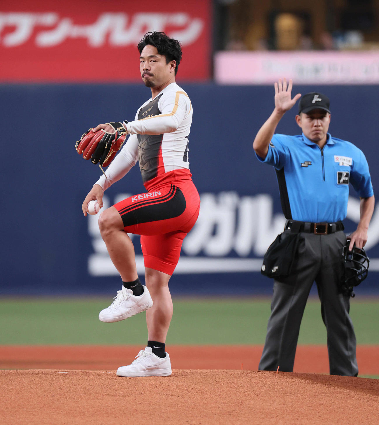 オリックス対DeNA　始球式を務めた古性優作（撮影・宮崎幸一）