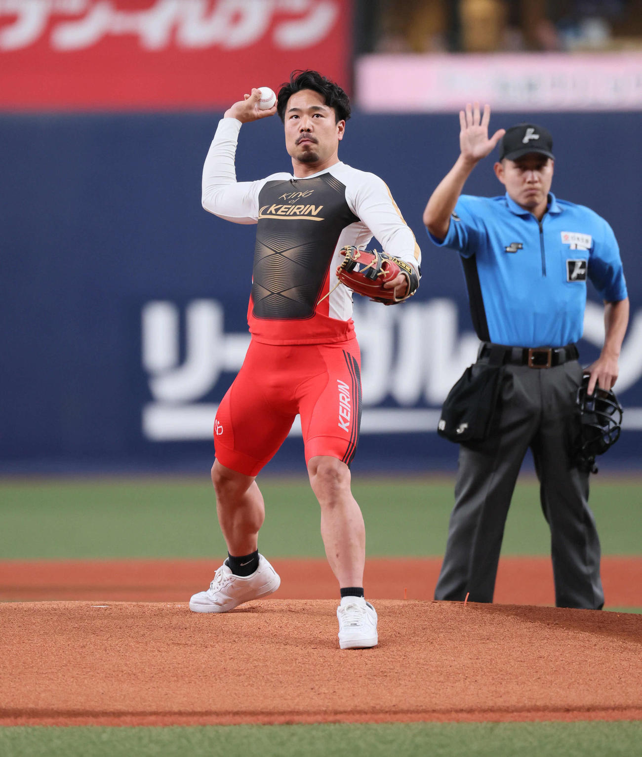 オリックス対DeNA　始球式を務めた古性優作（撮影・宮崎幸一）