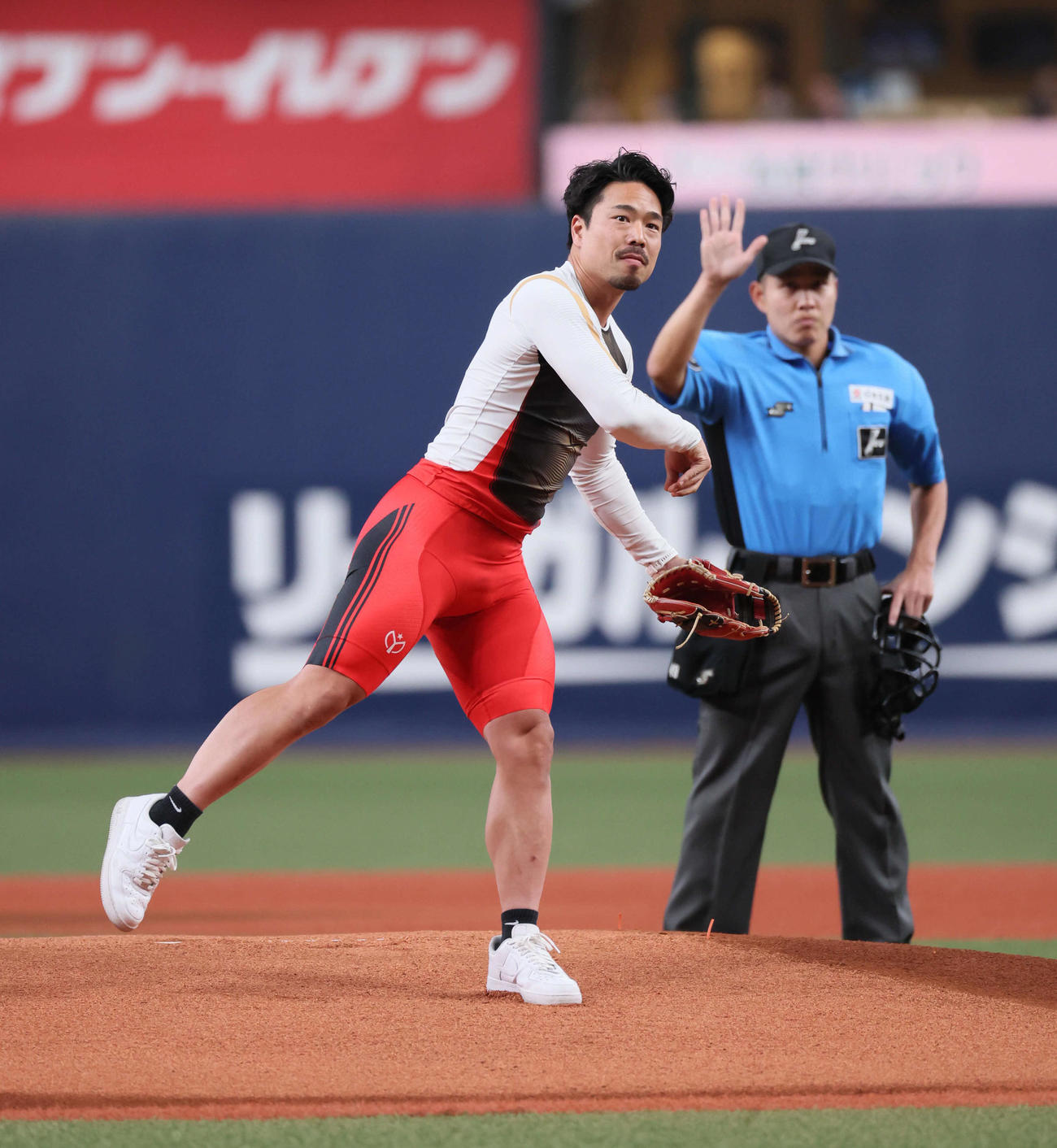オリックス対DeNA　始球式を務めた古性優作（撮影・宮崎幸一）