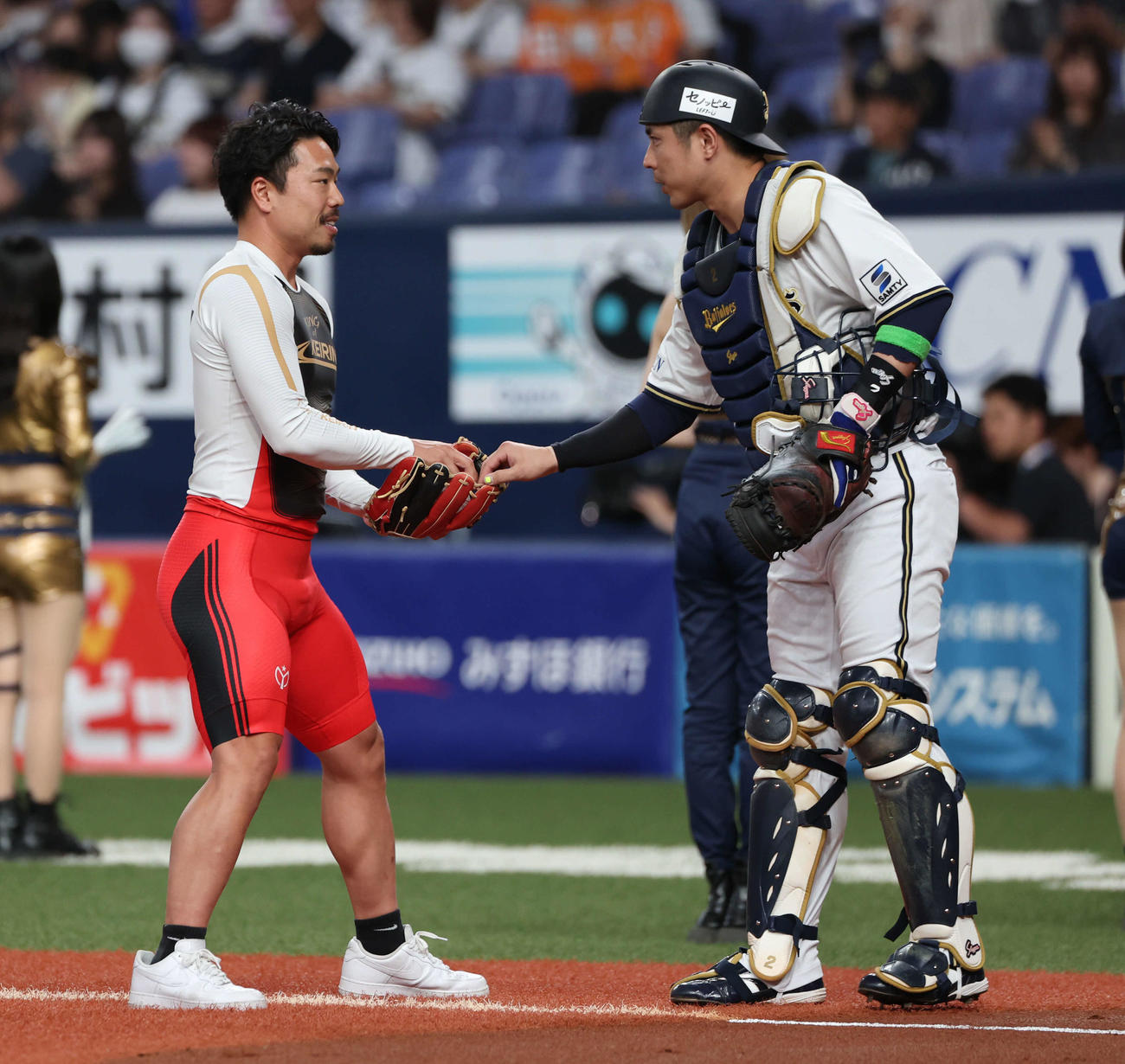 オリックス対DeNA　試合前の始球式に登場した古性優作は投げ終わって若月からボールを受け取る（撮影・西尾就之）