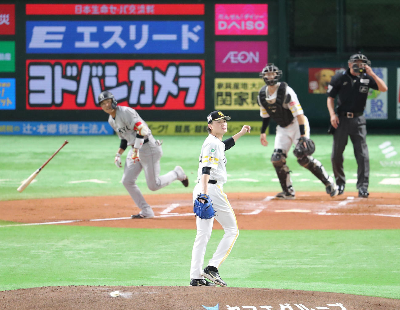 ソフトバンク対巨人　1回表巨人2死満塁、坂本に左越え3点適時二塁打を浴びた前田純（撮影・梅根麻紀）