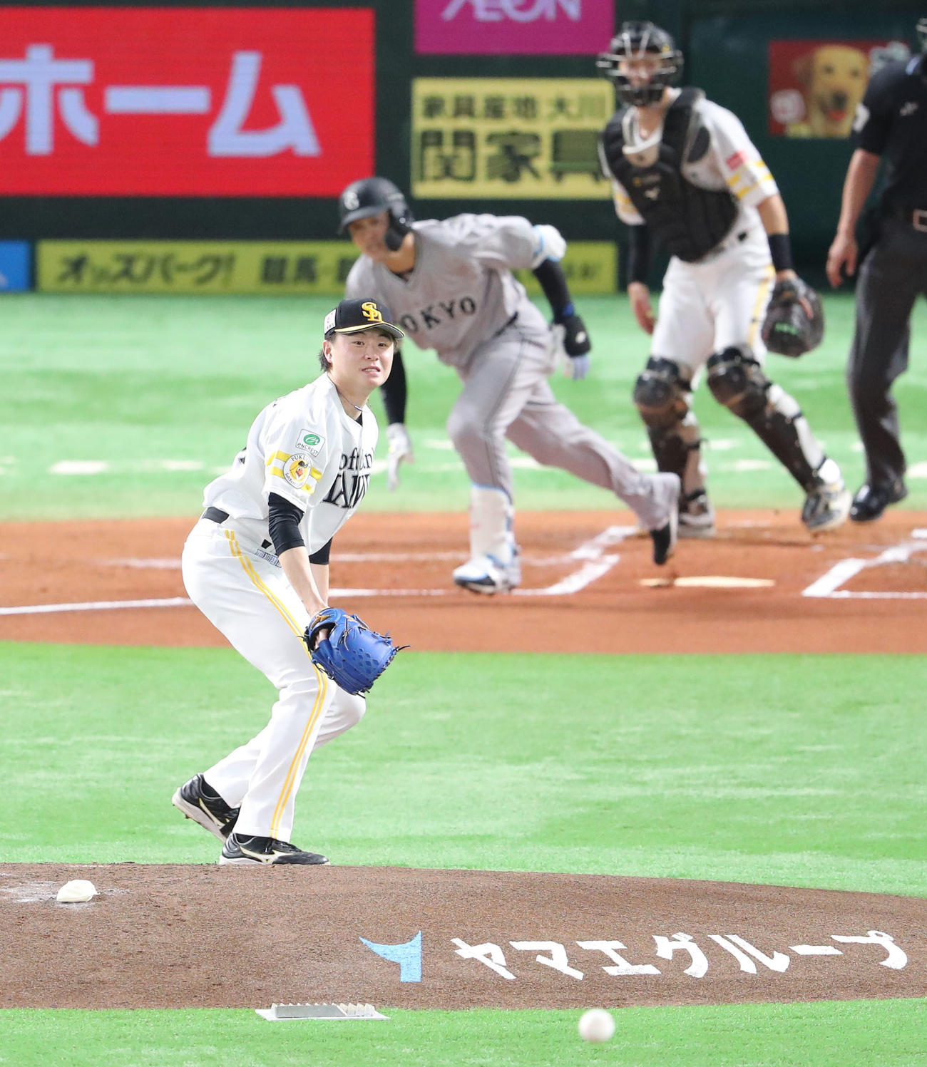 ソフトバンク対巨人　1回表巨人2死一、二塁、岸田に先制適時打を浴びた前田純（撮影・梅根麻紀）
