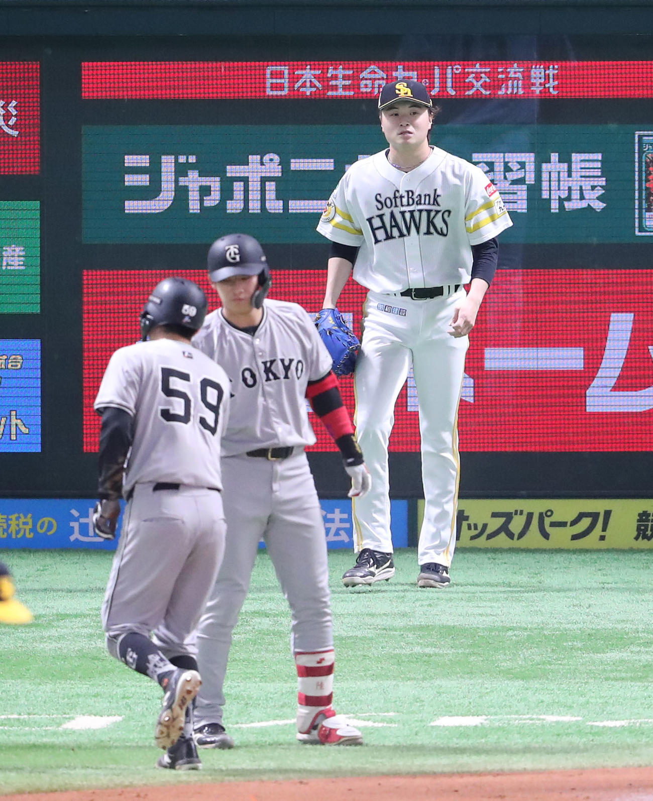 ソフトバンク対巨人　1回表巨人2死一、二塁、岸田に先制適時打を浴びた前田純（撮影・梅根麻紀）