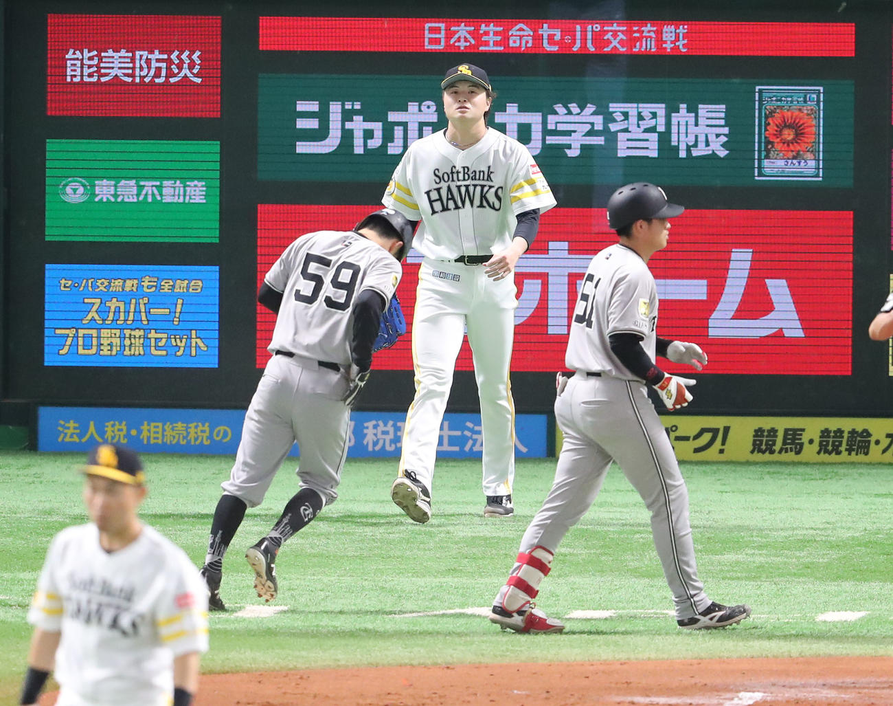 ソフトバンク対巨人　1回表巨人2死一、二塁、岸田に先制適時打を浴びた前田純（撮影・梅根麻紀）