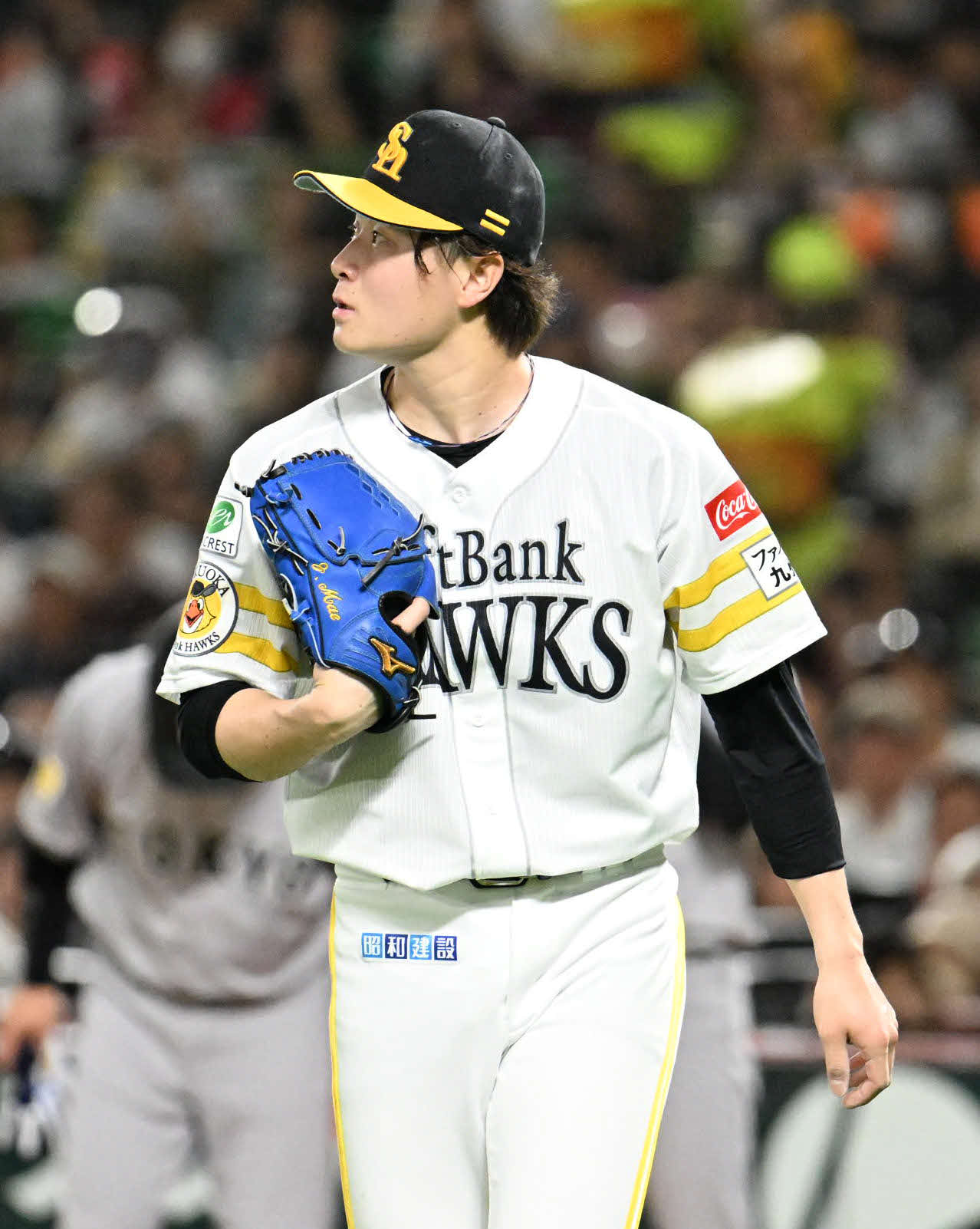 ソフトバンク対巨人　2回表巨人2死一、三塁、降板する前田純（撮影・林敢治）