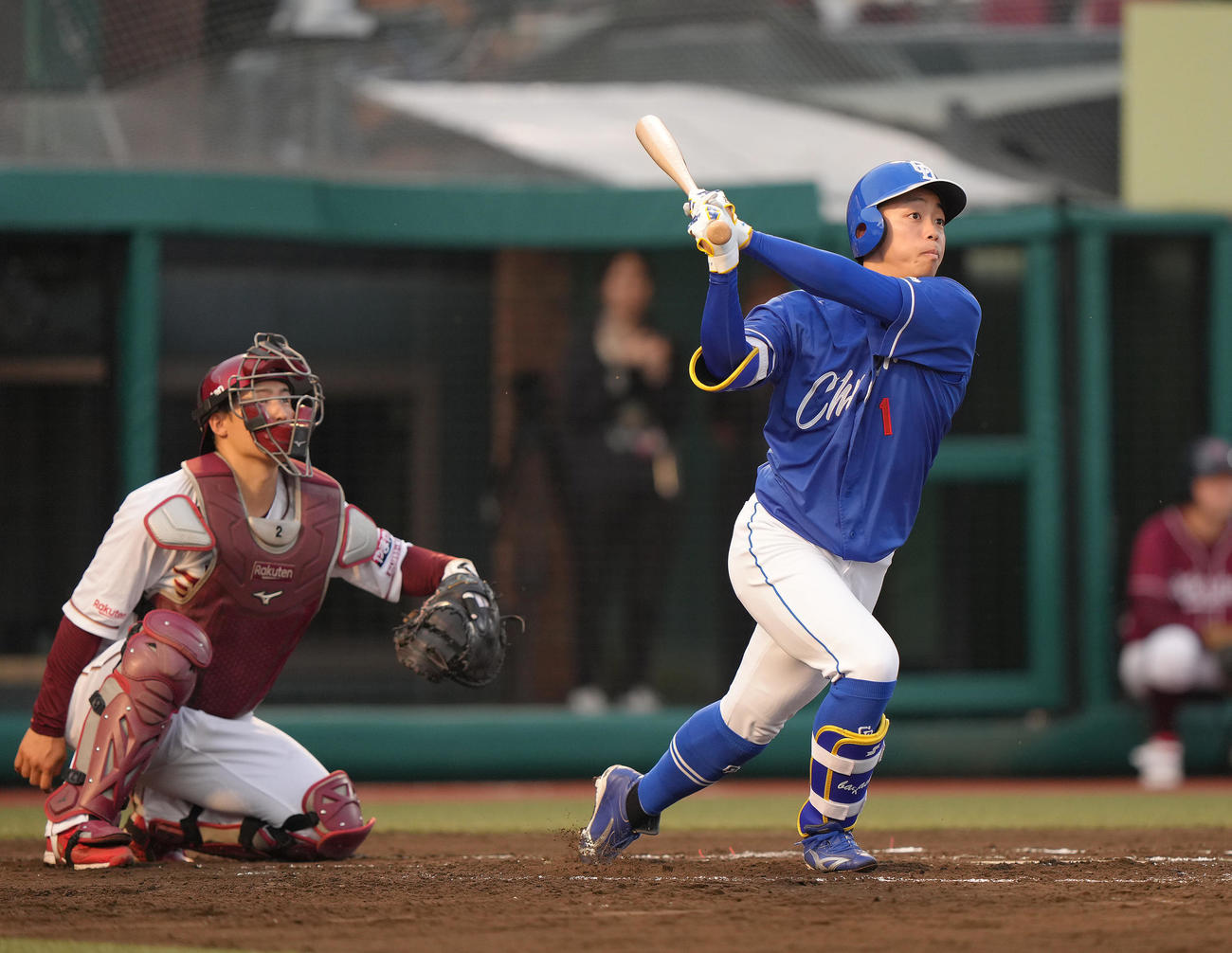 楽天対中日　2回表中日2死一、二塁、岡林は右越え3点本塁打を放つ（撮影・足立雅史）