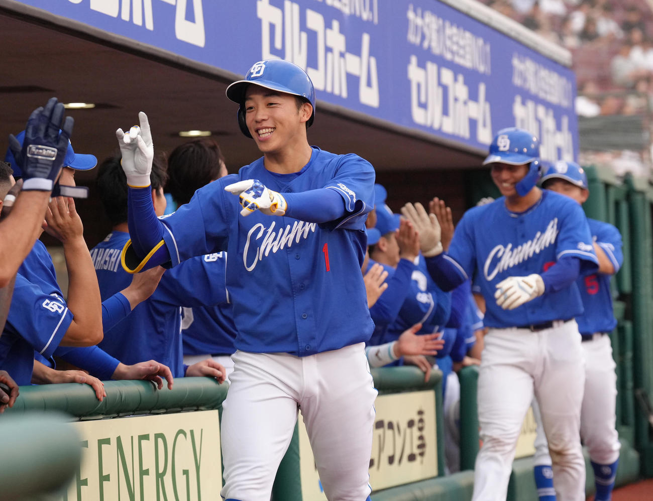 楽天対中日　2回表中日2死一、二塁、岡林は右越え3点本塁打を放ちタッチを交わす（撮影・足立雅史）