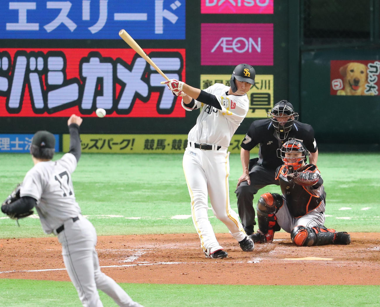 ソフトバンク対巨人　3回裏ソフトバンク1死、秋広は中越え二塁打を放つ（撮影・梅根麻紀）