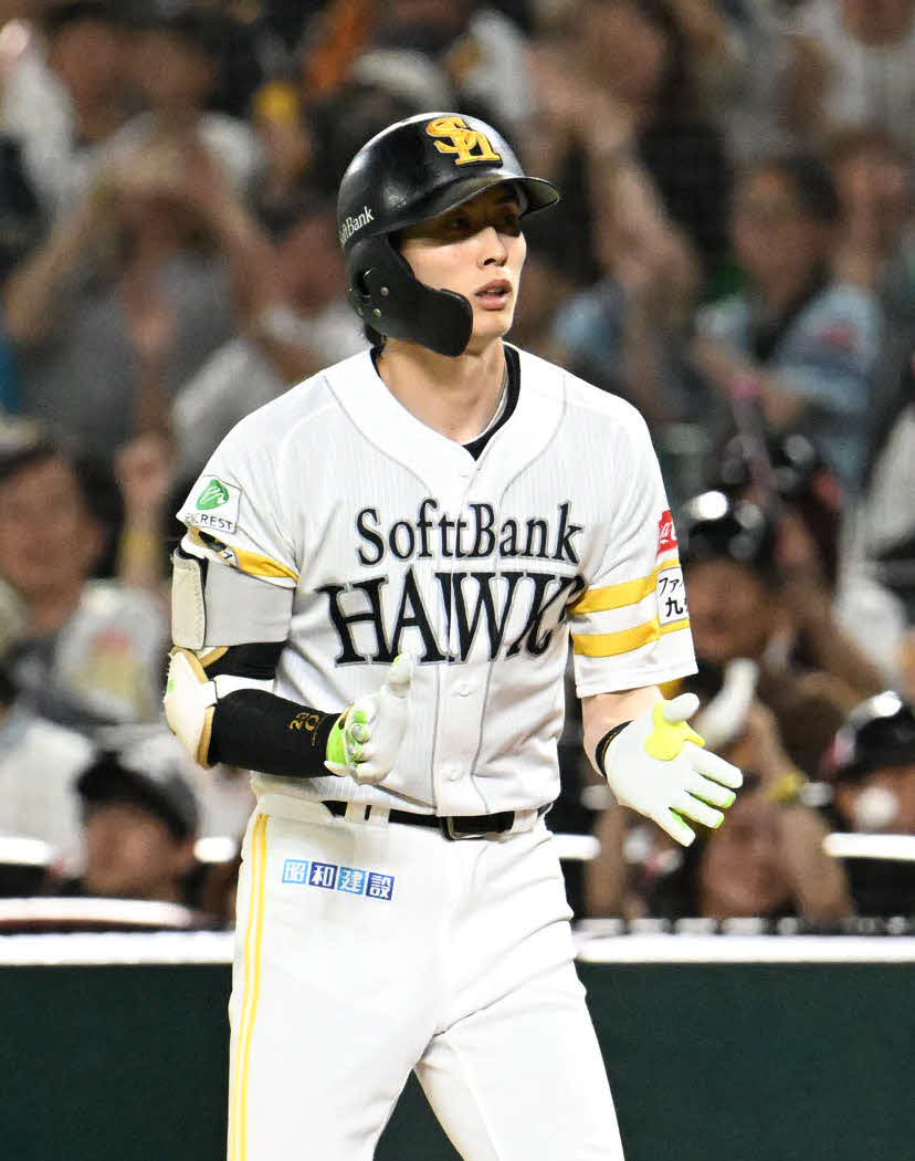 ソフトバンク対巨人　3回裏ソフトバンク1死一、三塁、周東は左前に適時打を放つ（撮影・林敢治）