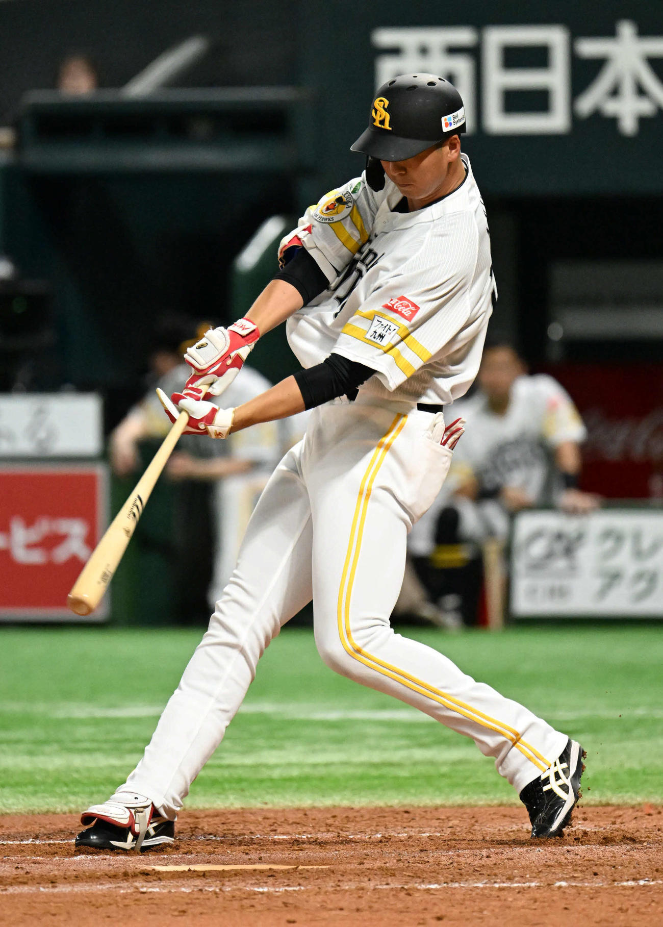 ソフトバンク対巨人　3回裏ソフトバンク1死、秋広は中前二塁打を放つ（撮影・林敢治）