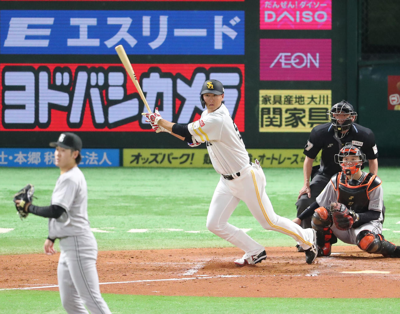 ソフトバンク対巨人　3回裏ソフトバンク1死、秋広は中越え二塁打を放つ。投手西舘（撮影・梅根麻紀）