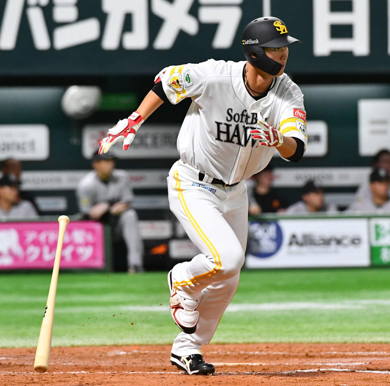 ソフトバンク対巨人　3回裏ソフトバンク1死、秋広は中二塁打を放つ（撮影・岩下翔太）