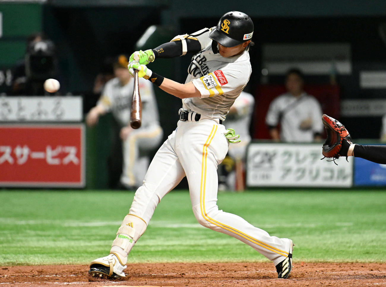 ソフトバンク対巨人　3回裏ソフトバンク1死一、三塁、周東は左前に適時打を放つ（撮影・林敢治）