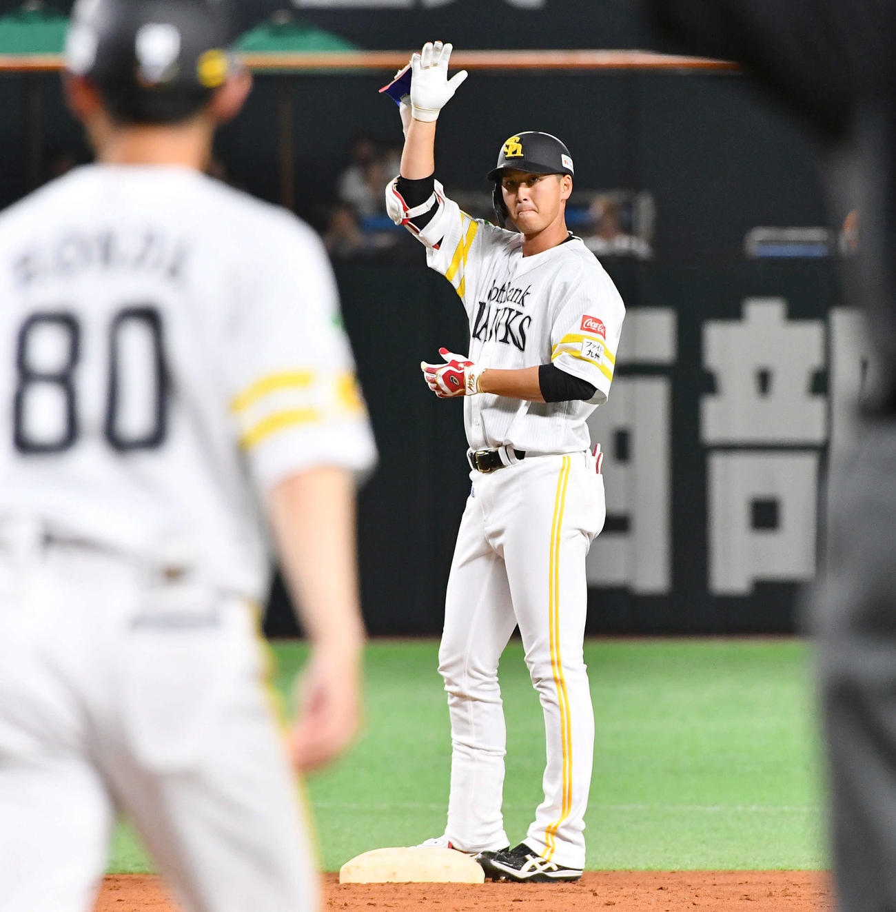 ソフトバンク対巨人　3回裏ソフトバンク1死、中二塁打で出塁し、ベンチに向かって手を挙げる秋広（撮影・岩下翔太）