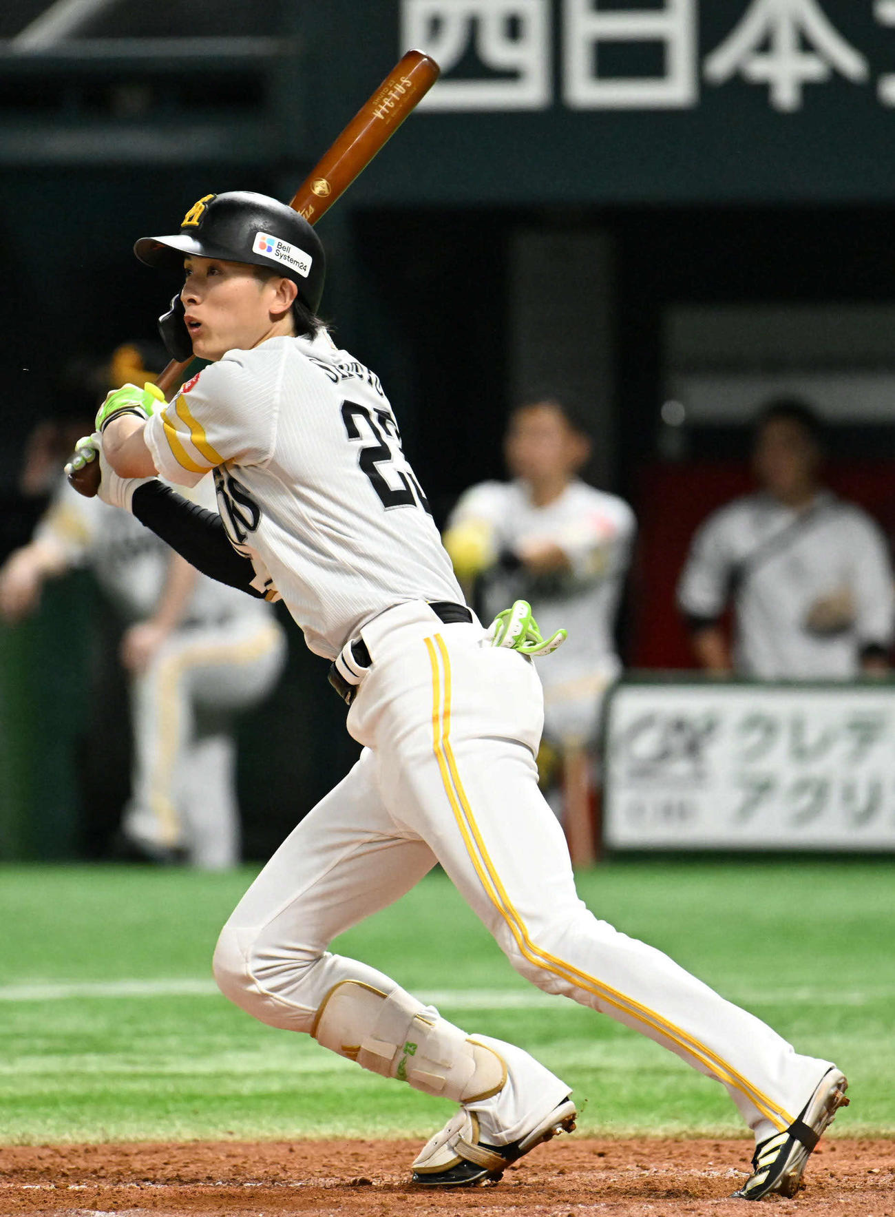 ソフトバンク対巨人　3回裏ソフトバンク1死一、三塁、周東は左前に適時打を放つ（撮影・林敢治）