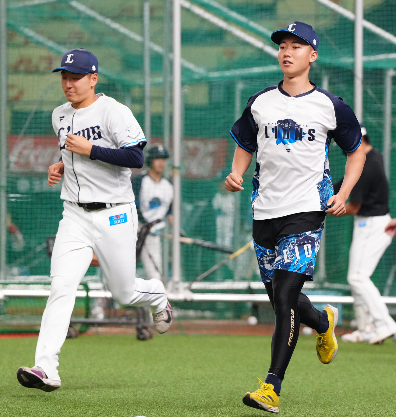 西武対阪神　試合前、ウオーミングアップを行う西武菅井（右）（撮影・江口和貴）