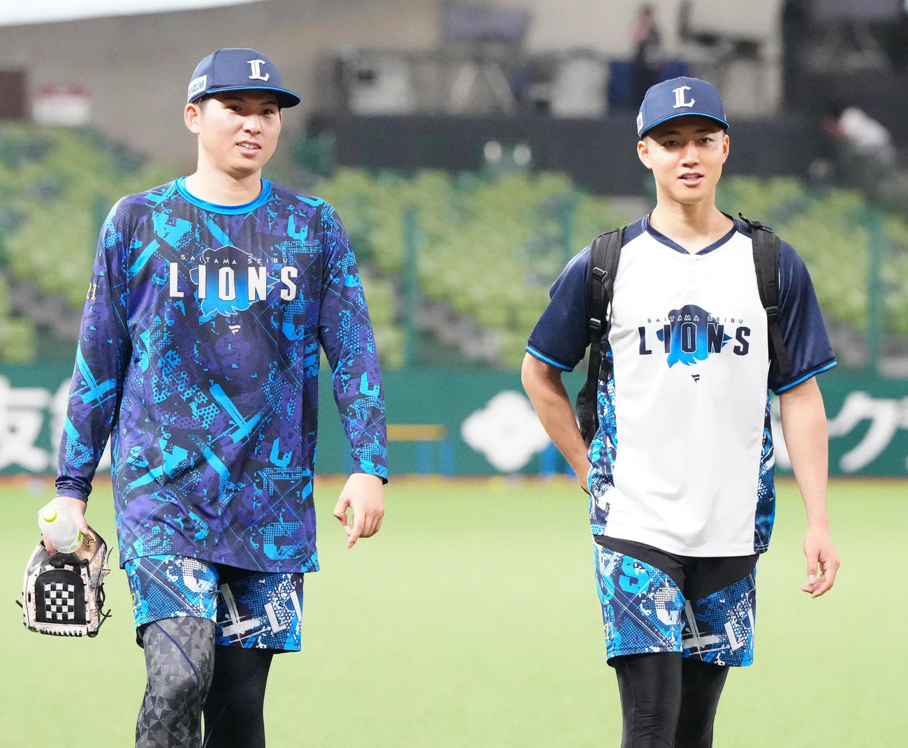 西武対阪神　試合前練習を終え、引き揚げる西武菅井（右）と武内（撮影・江口和貴）