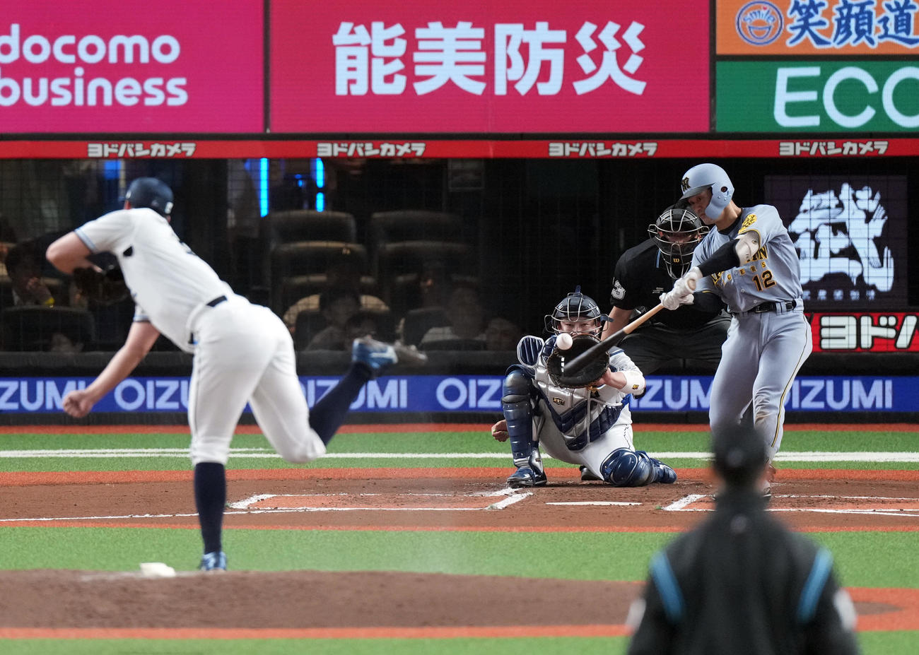 西武対阪神　6回表阪神無死、左中間に二塁打を放つ坂本。投手渡辺（撮影・たえ見朱実）