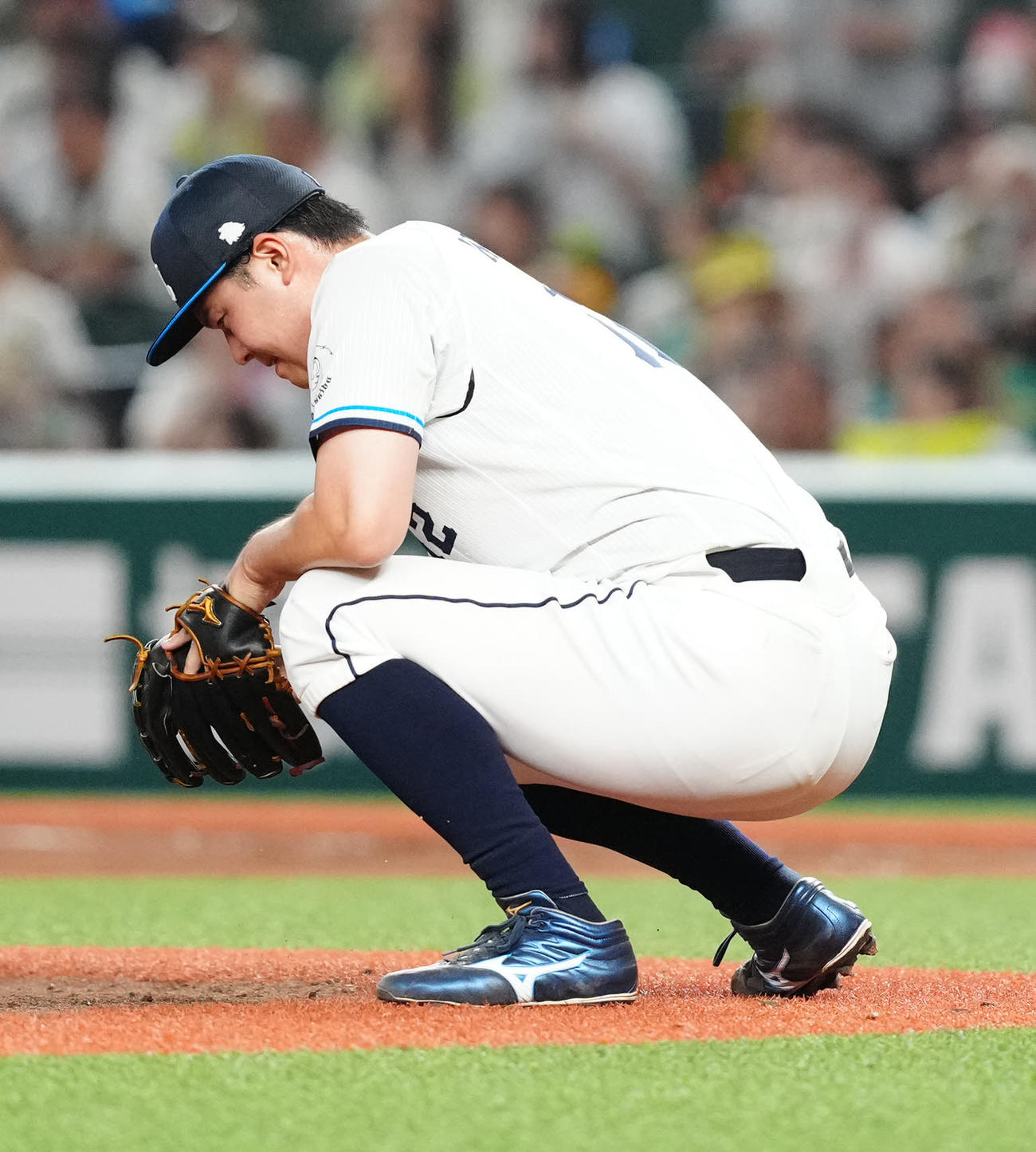西武対阪神　6回表阪神2死三塁、森下に先制適時打を浴び、座り込む渡辺（撮影・江口和貴）