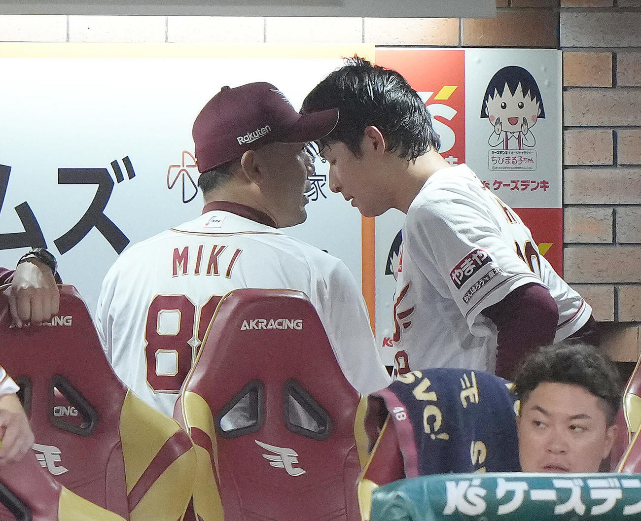 楽天対中日　3回7失点の楽天内（右）はベンチに戻り三木監督から言葉をかけられる（撮影・足立雅史）