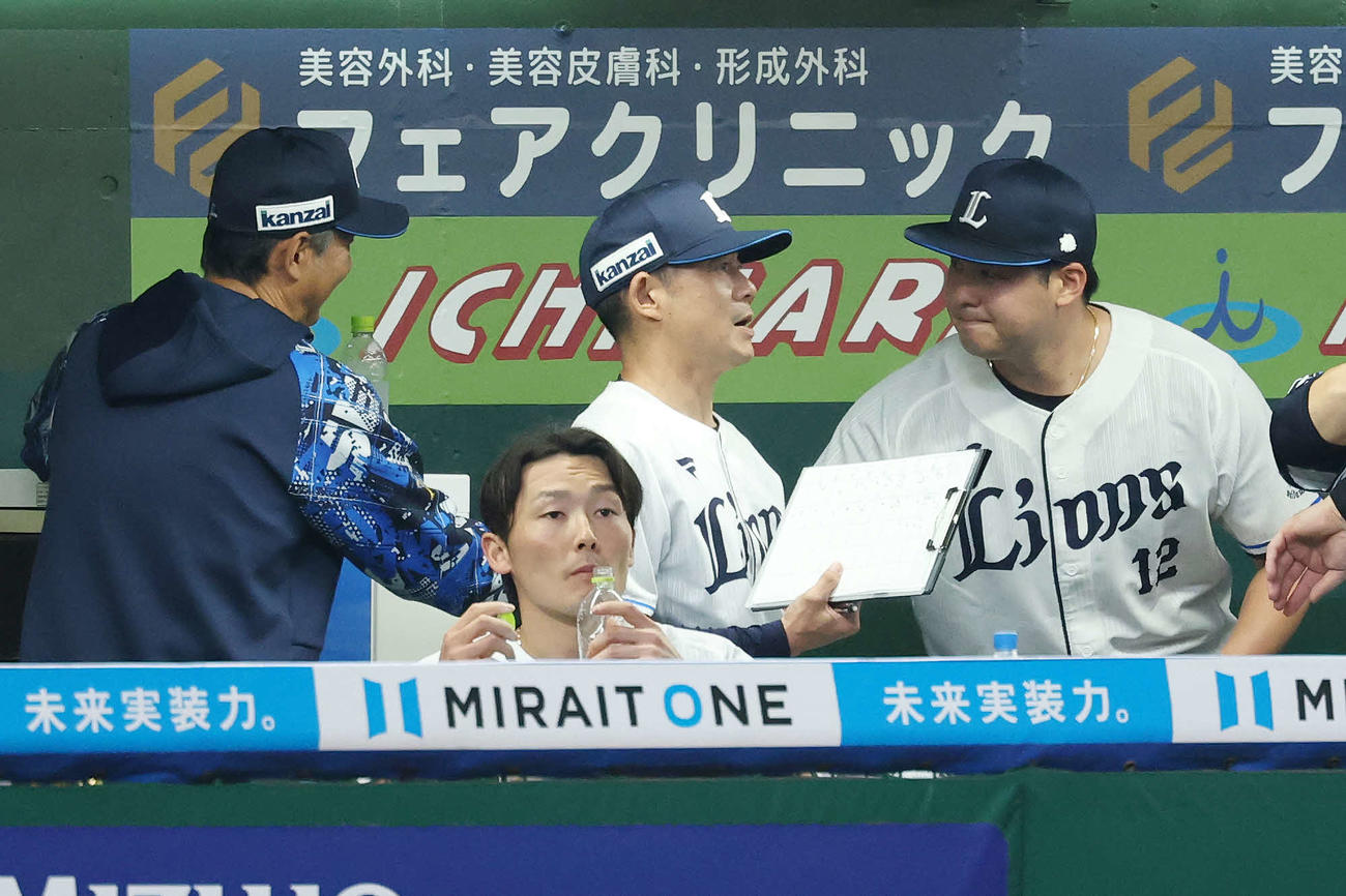 西武対阪神　7回表を投げ終え、西武西口監督（左）と握手する渡辺（撮影・宮地輝）