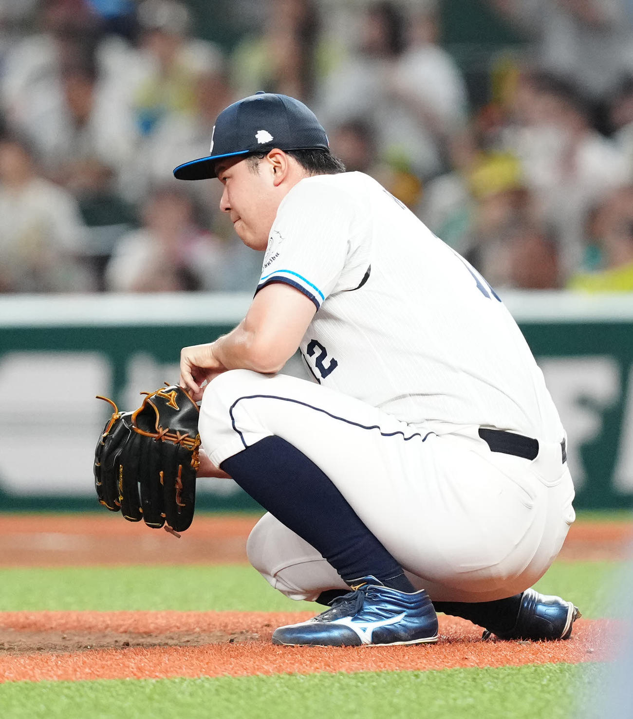 西武対阪神　6回表阪神2死三塁、森下に先制適時打を浴び、座り込む渡辺（撮影・江口和貴）