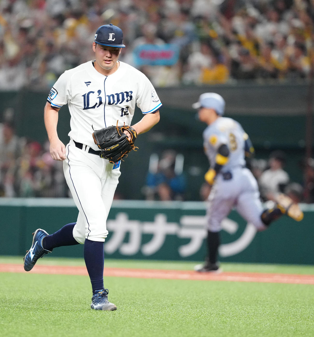 西武対阪神　6回表阪神2死一塁、佐藤輝（後方）に左前打を浴びる渡辺（撮影・江口和貴）